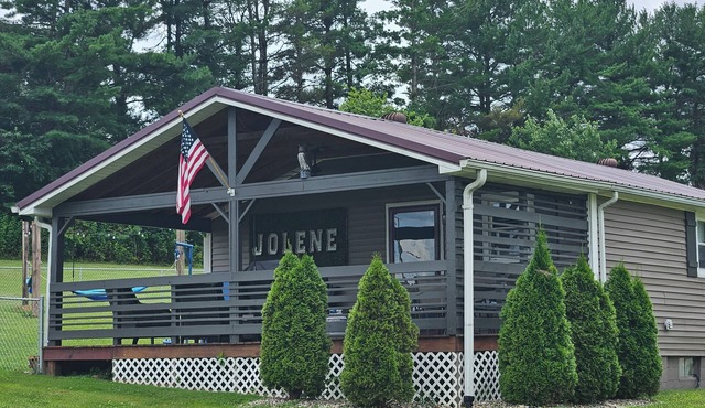 Dolly inspired 1940s 2 bedroom Bungalow near Laurel Lake, hiking, and more