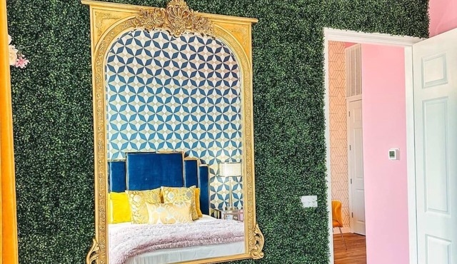 Dolly's Art Deco: Luxe Stay Near Broadway