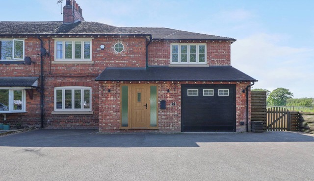 DOLLY'S HOUSE, family friendly, with a garden in Sandbach