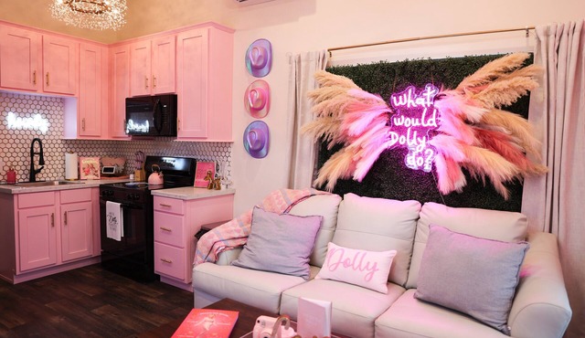 Dolly's Place 6260 S