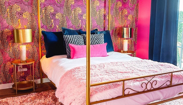 Dolly's Yacht Club: Cozy Retreat Near Broadway
