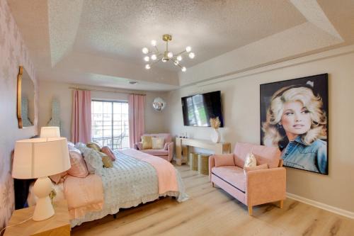 Dolly Suite at The Saint Hotel, Near Wineries!