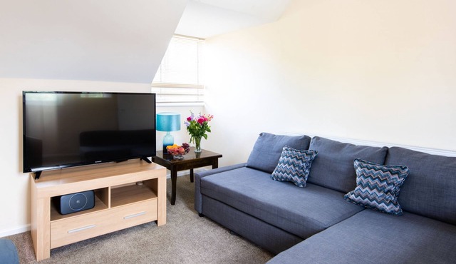 Dolphin Apartment - sleeps 3 guests in 2 bedrooms