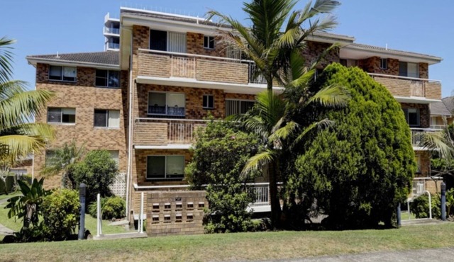 Dolphin Court 13 - Walk to beaches and town