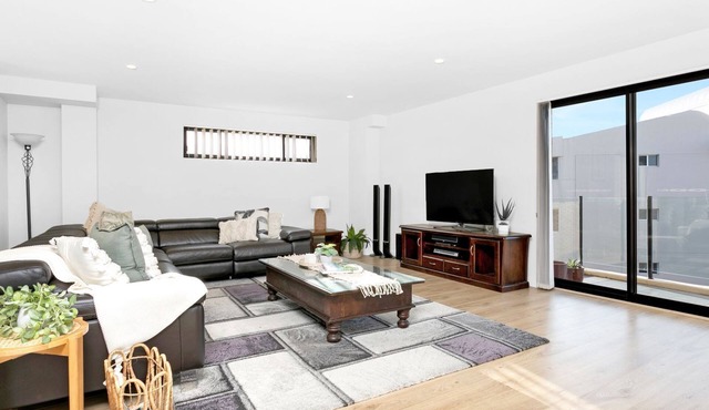 Dolphin Cove Apartments, 13/2-6 Nelson Bay - 300m stroll to the marina!