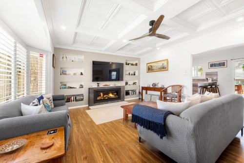 Dolphin Cove - Pet Friendly with Fireplace