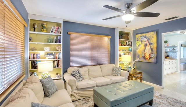 Dolphin House Charmer Yard Near Waterfront