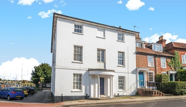 Dolphin House, Emsworth - a flat that sleeps 2 guests in 1 bedroom