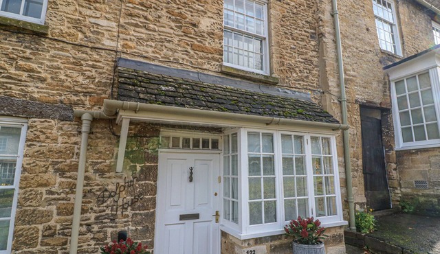 DOLPHIN HOUSE, pet friendly, character holiday cottage in Burford