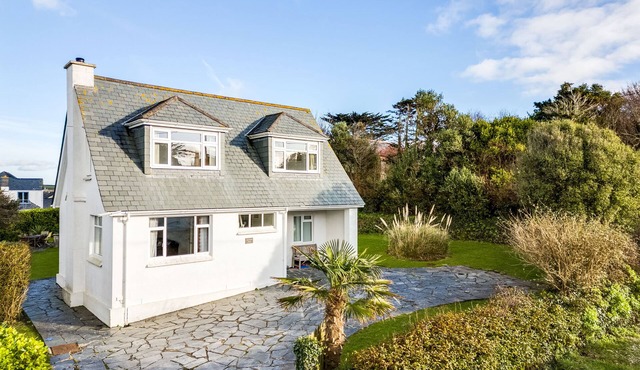 DOLPHIN'S BARN, pet friendly, country holiday cottage in Trevone