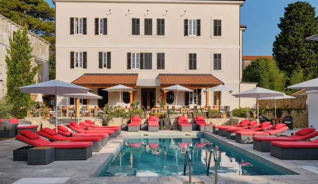 Dolphin Suites Hotel