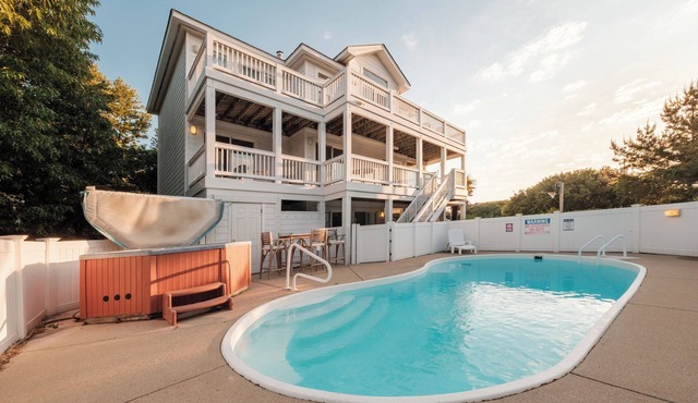 DolphinInnOBX Steps to beach 7BR Pool, Gym, Pickleball, Pirate Ship, Golf.
