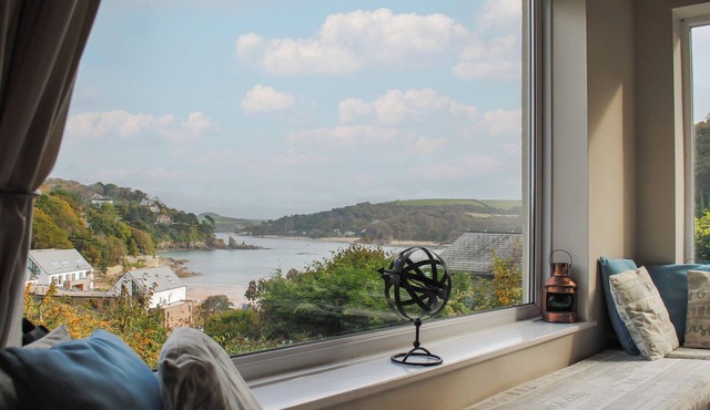DOLPHINS, family friendly, country holiday cottage in Salcombe