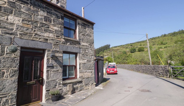 DOLWEN, pet friendly, with open fire in Penmachno