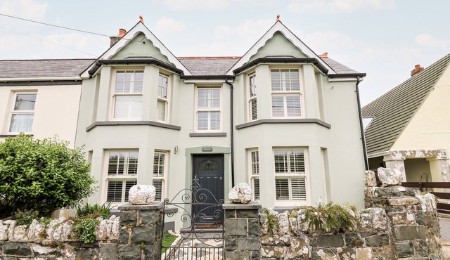 DOLWERN, family friendly, country holiday cottage in Dinas Cross