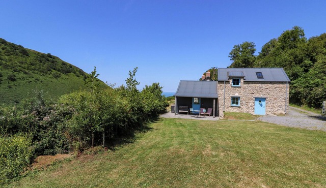 DOLWYLAN BARN, pet friendly, character holiday cottage in New Quay