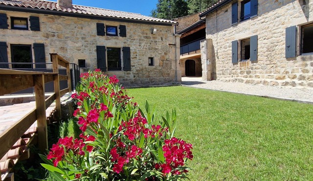 Domaine le Bouissou Du Mahun Gîtes for groups 15 to 40 people