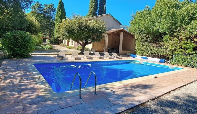 Domain of a farmhouse and a house to meet