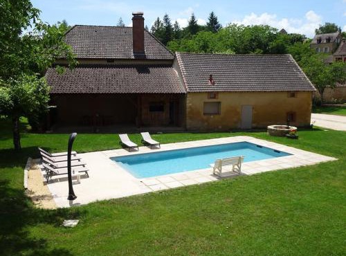 Domaine avec piscine à Milhac dans le Lot 4 étoiles 2 gîtes