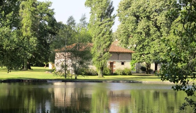 Domaine Boua de bas 2 ha fenced in exclusive use, outbuildings, swimming pool