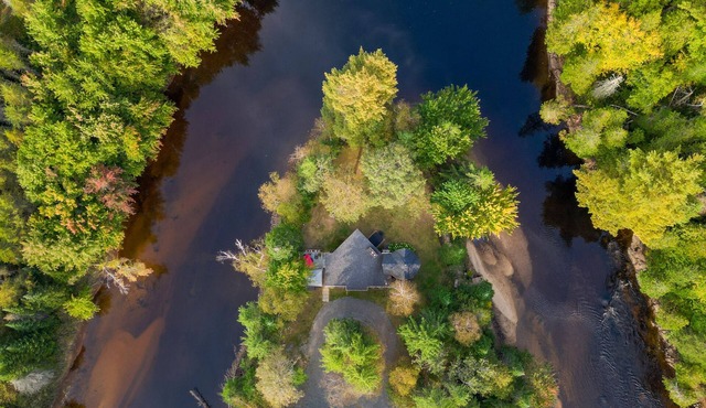 Domaine des Pins Rouges | 2 entire chalets | 2 4-season spas | 2 BBQs | 7 kayaks