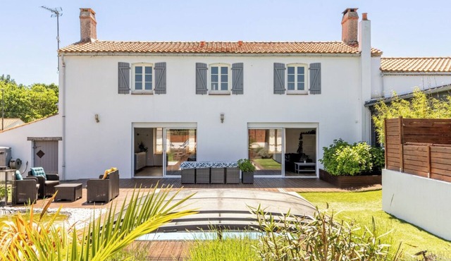 Domaine composé de 3 maisons pour 12 personnes avec piscine couverte