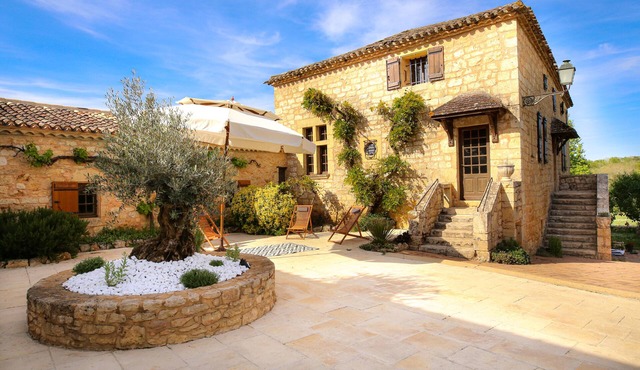 Domaine de 23 Hectares et son Hameau Entre Dordogne et Lot et Garonne