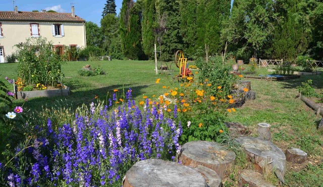 Domaine de Buscail, charming gîte. Swimming pool, park and gardens, magnificent views.