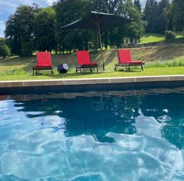 Domaine de Montmery sa piscine son jardin ses espaces