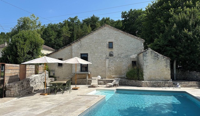 Domaine de Péroline: Swimming pool and Jacuzzi