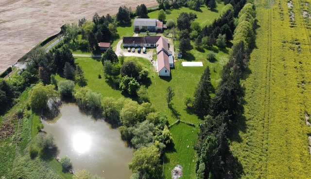Domaine de Saint Marc. Grande longère au bord de son étang au milieu des champs