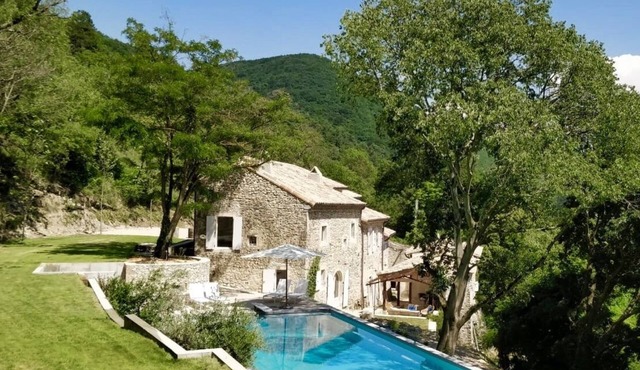 Domaine des Camarades, 40 ha estate with 20 meter heated pool