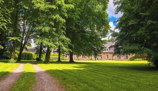 Domaine des Chanoines Blancs, swimming pool, bowling green, pottery workshop