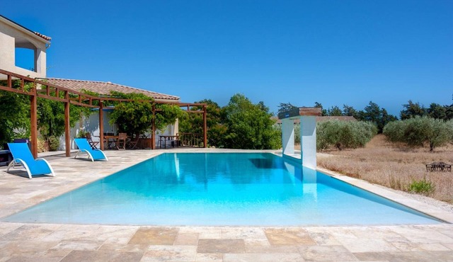 “Domaine des Lucques” Guest Room with Private Pool, Wi-Fi, and Air Conditioning