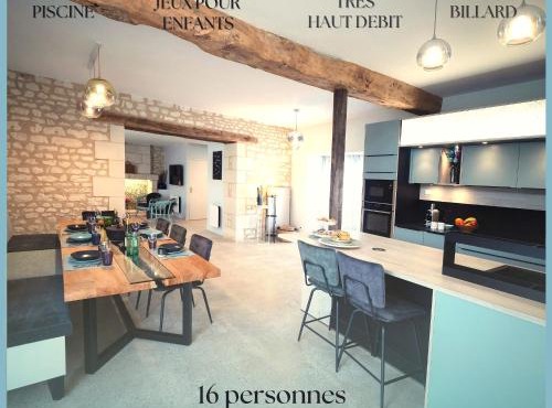 Domaine proche de Chinon piscine, billard, pétanque et aire de jeux pour enfants