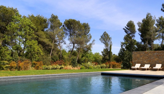 Domaine Rampale Lodge, heated swimming pool, between Aix-en-provence and Marseille