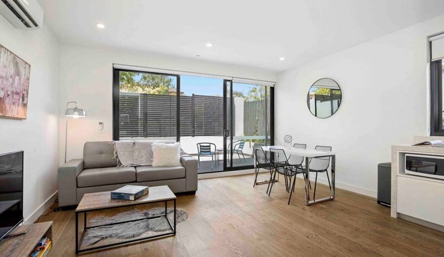 Domi Rentals - The Balaclava Apartment