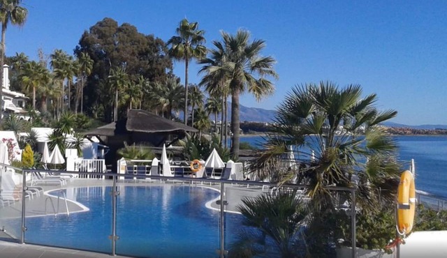 Dominion Beach Ground floor app. with garden 6 people directly by the sea and swimming pool