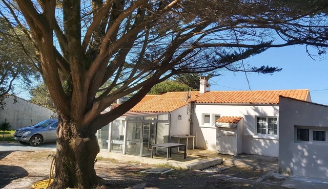 DOMINO, renovated 4-bedroom house, 150 m from the small beach.