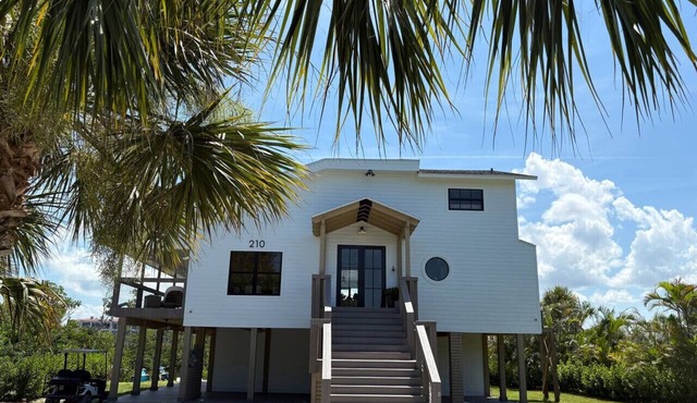 Don Pedro Island: Canal w. dock and 5-Min to Beach