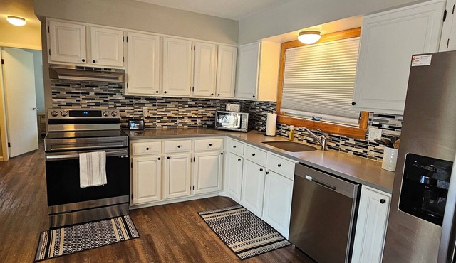 Don't miss this private spot on Fawn Lake! Lakefront cottage sleeps 6