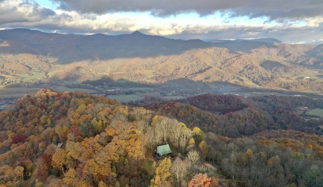 Don't Miss This View! Secluded Mountaintop Cabin- w/Hot tub & Shuffleboard