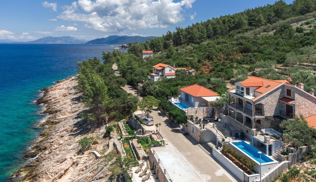 Dona Maria-Five Bedroom Holiday Home With Pool