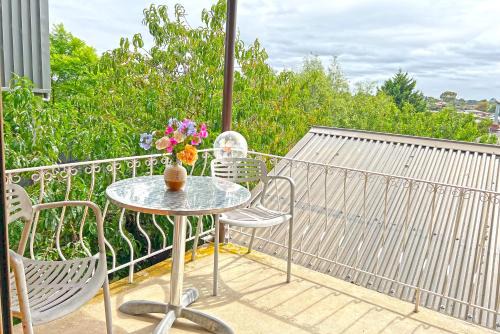 Doncaster Renovated 5BD/4BR Brick Home Parking WiFi