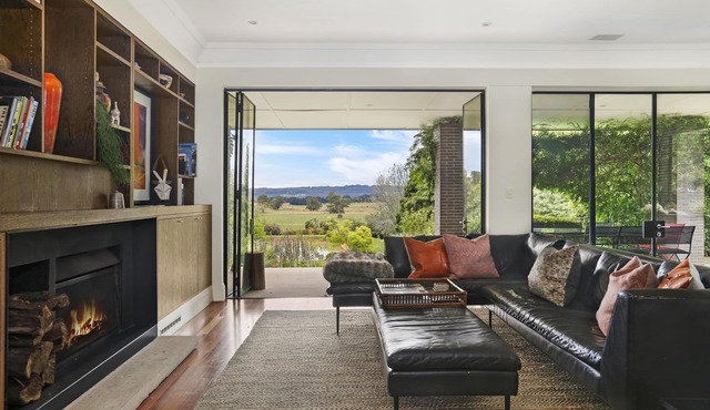 Donegal - Contemporary country home with pool. 4pm check-out Sunday’s