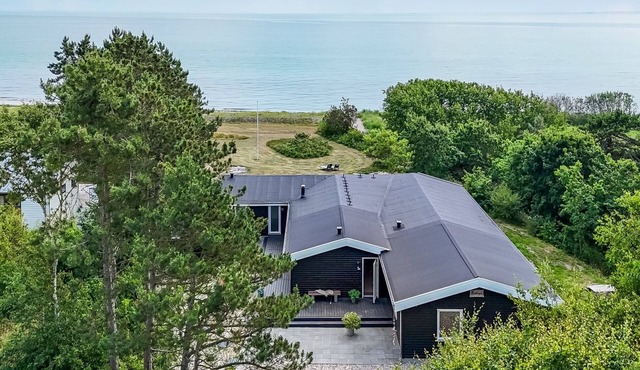 "Donka" - 25m from the sea by Interhome