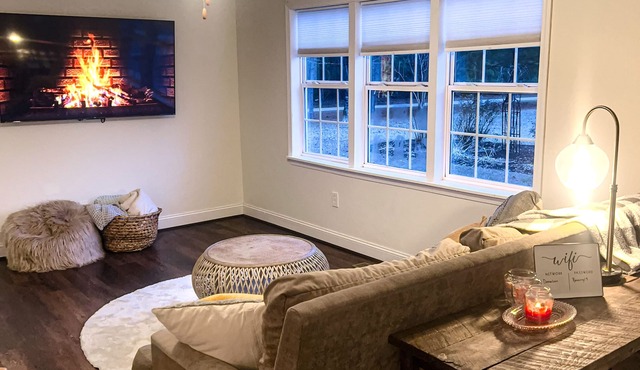 Donna Lee's Cottage-For Anglers & Events : Covered Bass Boat Parking + Fiber