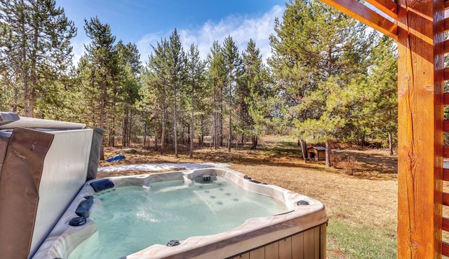 Donnelly Cabin w/Hot Tub < 1 Mi to Boulder Creek!