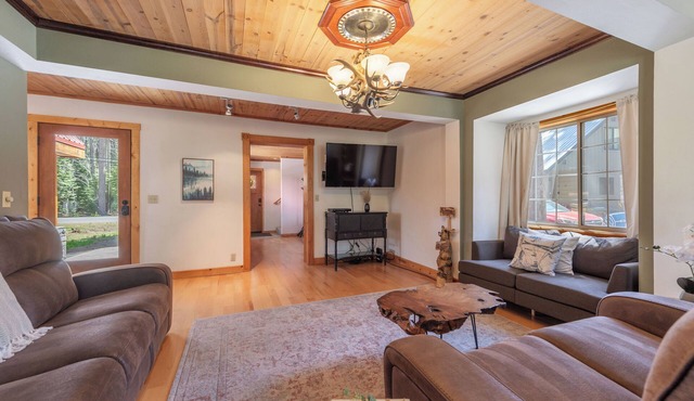 Donner Lake Getaway5-bedroom, 3-bathroom home perfect for up to 10 guests