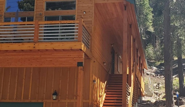 Donner Lake Studio Apt. FOREST ENVELOPED (quiet). Lake across street. PETS. n